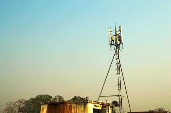 Estrutura metálica de mastro alto telecomunicação na torre com céu azul . — Fotografia de Stock