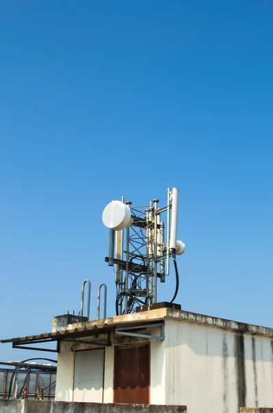 Wysoki maszt Metalowy stelaż telekomunikacji na wieży z błękitnego nieba. — Zdjęcie stockowe