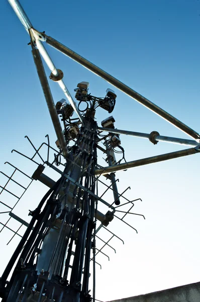 Estrutura metálica de mastro alto telecomunicação na torre com céu azul . — Fotografia de Stock