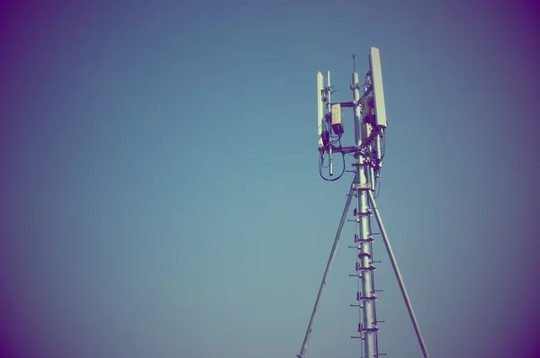 Wysoki maszt Metalowy stelaż telekomunikacji na wieży z błękitnego nieba. — Zdjęcie stockowe