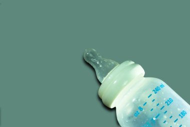 Boş şişe süt gri arka plan üzerinde bebek için