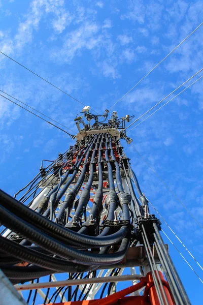 Estrutura metálica de mastro alto telecomunicação na torre com céu azul . — Fotografia de Stock