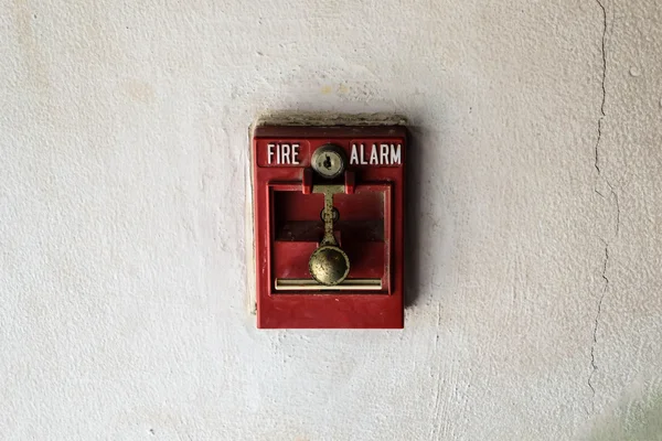 Red fire alarm setup na białej ścianie. — Zdjęcie stockowe