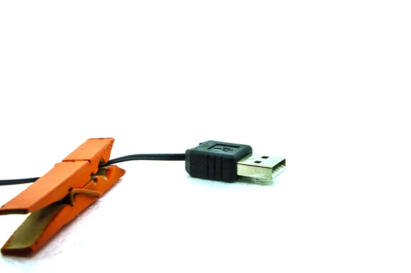 Kabel USB za pomocą złącza elektroniczne urządzenia na biały deseń — Zdjęcie stockowe