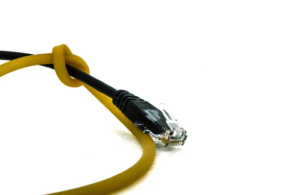 Användning typ cat5-kabel för anslutning till nätverket på vit bakgrund. — Stockfoto