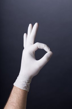 Lateks eldiven Ok işareti erkek elinde