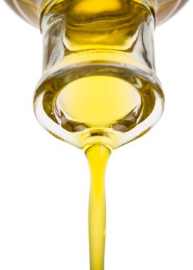 Şişeden yağ dökülüyor.