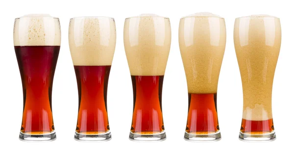 Cinco copos de cerveja vermelha — Fotografia de Stock