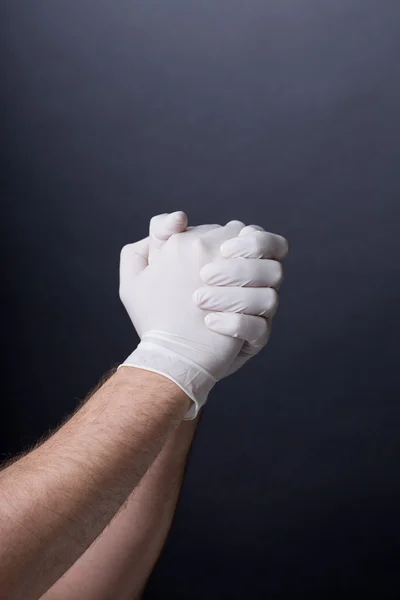 Мужские руки в латексных перчатках — стоковое фото