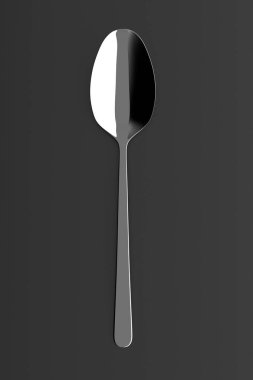 Masadaki gümüş kaşık. Gri arka planda güzel çatal bıçak takımı. Masadaki tek çatal. Gölgeli gümüş eşyalar. 3B illüstrasyon.