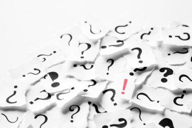 Ortasında kırmızı bir ünlem sembolü olan soru işaretleri yığını. Karar, soruşturma veya faq kavramı.