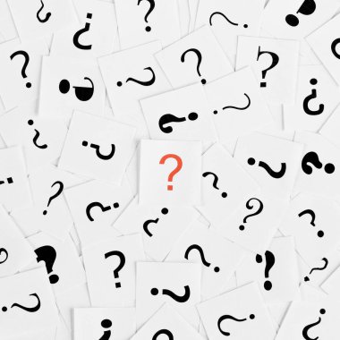 Ortasında kırmızı bir sembol olan soru işaretleri yığını. Karar, soruşturma veya faq kavramı.