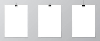 Siyah bir ipliğe asılmış 2 boş poster seti bir duvar minimalist stil portföyü, galeri sunum konsepti olarak. 3d illüstrasyon
