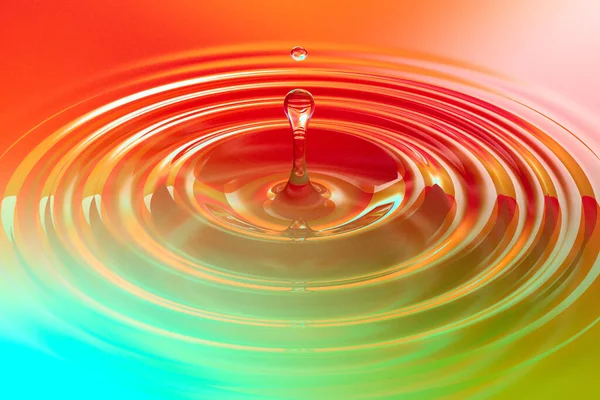 방울이나 페인트 방울이 표면에 떨어진다 무지개 빛깔의 물보라 매크로 이미지 — 스톡 사진