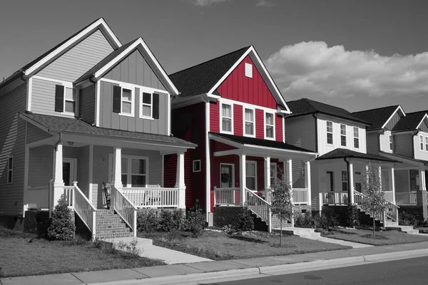 Color Rojo Selectivo Una Foto Blanco Negro Una Fila Casas —  Fotos de Stock