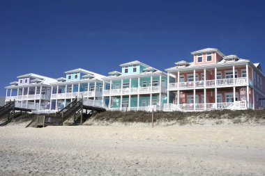 Bir sürü renkli sahil evi. 