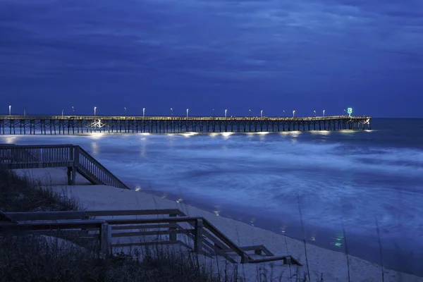 Gece Sörf Şehri İskelesi 'nde hareketler bulanıklaştı.