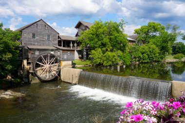 Güvercin Forge, Tennessee, ABD. 24 Haziran 2021 - Tennessee 'deki Küçük Güvercin Nehri kıyısındaki Eski Değirmen