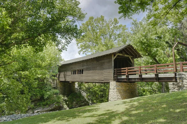 Eine alte überdachte Brücke in Tennessee — Stockfoto