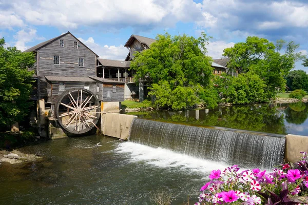Pigeon Forge, Tennessee, USA. 24. Juni 2021 - Die alte Mühle am Little Pigeon River in Tennessee — Stockfoto