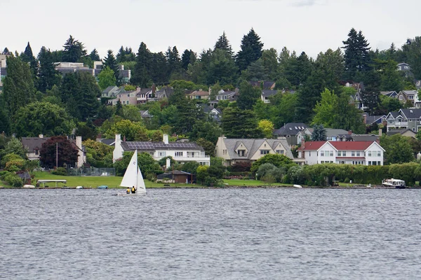 Velero navegando en el lago Washington en Seattle — Foto de Stock