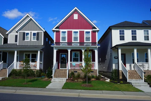 다채 로운 주택들이 줄지어 늘 어서 있는 거리 풍경 — 스톡 사진