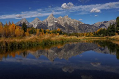 Wyoming 'deki Grand Teton Ulusal Parkı' ndaki Schwabacher Landing 'den Teton Dağları ile sonbahar renkleri