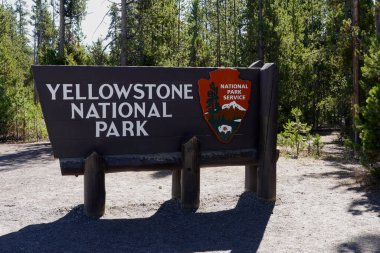 Yellowstone Ulusal Parkı için batı giriş tabelası