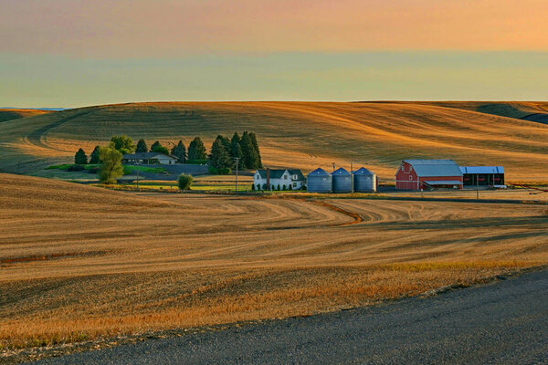 Фермерские угодья в вашингтонском районе Палуз на закате