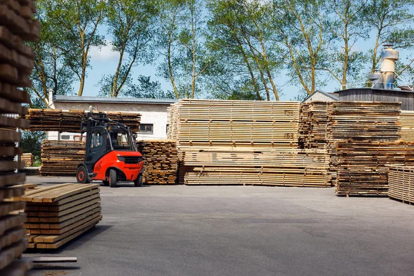 목재 산업에서 작동 지게차 — 스톡 사진