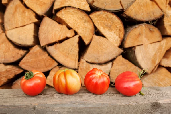 Tomaten op de houten tafel — Stockfoto