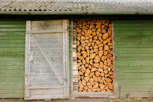 Almacén de madera con pila de madera —  Fotos de Stock