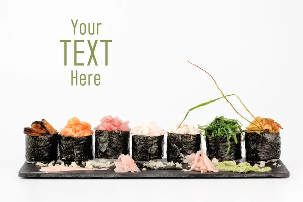 Sushi gunkan maki sobre um fundo branco — Fotografia de Stock