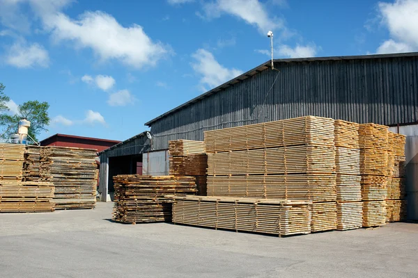 Pilhas de madeira empilhada corte áspero em uma serraria — Fotografia de Stock
