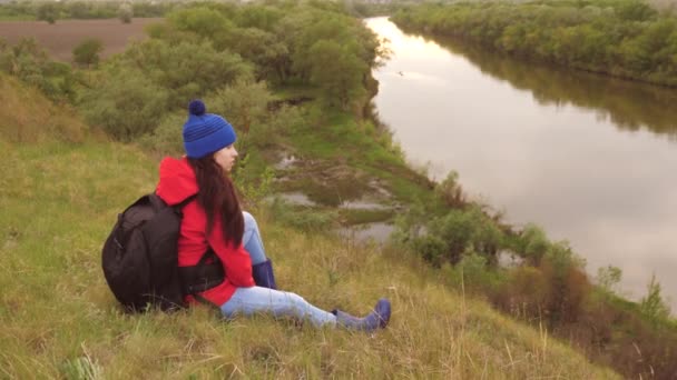 Gadis pengembara duduk tinggi di gunung. Menaklukkan tempat-tempat baru. Akhir pekan liburan aktif. Wanita bebas turis mencari petualangan dalam hidup. Wanita itu sendirian. Pandemik — Stok Video