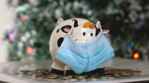 Malacperselyes fehér bika maszkban. Karácsonykor. 2021 új éve. A bika éve. Fogantatás. Pénzt takarít meg, mint életforma. Közelkép — Stock videók