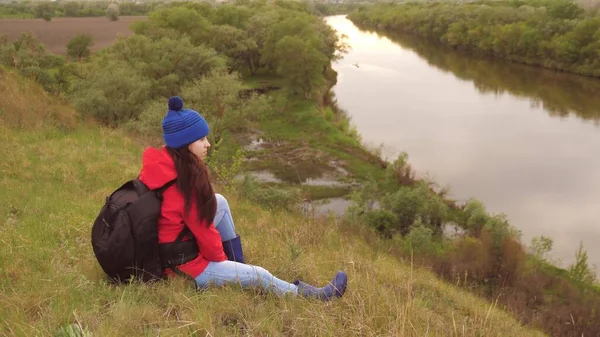 La chica viajera se sienta en lo alto de la montaña. Conquista nuevos lugares. Fin de semana de vacaciones activo. Turista mujer libre buscando aventura en la vida. La mujer está sola. Pandemia —  Fotos de Stock