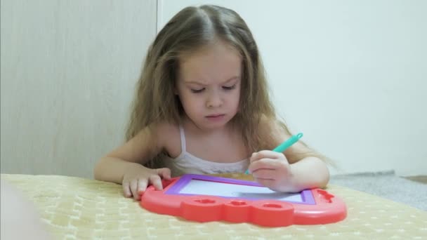 Schattig klein kind meisje kunstenaar spelen alleen tekenen kleurplaat met potloden, gericht slimme kleuterschool kind genieten van creatieve kunst hobby activiteit thuis, kinderen ontwikkeling concept — Stockvideo