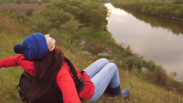 La chica viajera se sienta en lo alto de la montaña. Conquista nuevos lugares. Fin de semana de vacaciones activo. Turista mujer libre buscando aventura en la vida. La mujer está sola. Pandemia —  Fotos de Stock