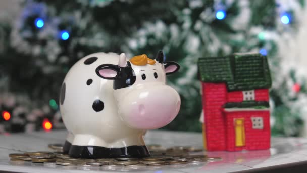 貯金箱の牛だ。クリスマスだ。2021年新年。牛の年だ。コンセプト。生活の方法としてお金を節約。近u — ストック動画