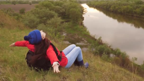 La voyageuse s'assoit haut sur la montagne. Conquérir de nouveaux endroits. Week-end de vacances actif. Touriste femme libre à la recherche d'aventure dans la vie. La femme est seule. Pandémie — Video