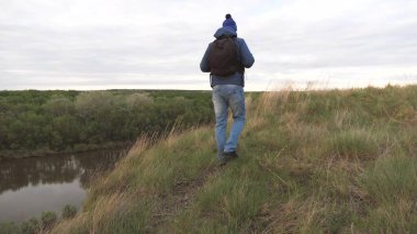 Bir adam sırt çantasıyla nehir kıyısındaki bir dağda seyahat eder. Adam macera peşindeymiş. Tek başına bir hafta sonu spor yürüyüşü. Doğada dinlen. Bölgenin turistik keşfi