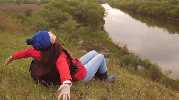 De meidenreiziger zit hoog op de berg. Verover nieuwe plaatsen. Actief vakantie weekend. Gratis vrouw toerist op zoek naar avontuur in het leven. De vrouw is alleen. Pandemie — Stockfoto