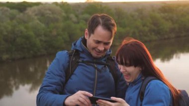 Bir adam ve bir kız seyahat ederken telefonda selfie çekiyorlar. Baba ve kızı akıllı telefondan fotoğraf çekiliyor. Çocuklu bir baba, turist hayatında macera arıyor. Takım çalışması. Aile