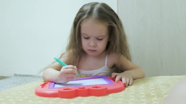 Petite fille artiste enfant mignon jouant seul dessin image de coloration avec des crayons, enfant préscolaire intelligent concentré jouissant de l'art créatif activité de passe-temps à la maison, concept de développement des enfants — Video