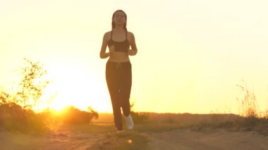 Genç beyaz kadınlar açık hava koşusuyla egzersiz yapıyorlar. Yazın Tayland 'da güneş battığında, sağlıklı koşu ve açık hava egzersizlerini hesaba katın. Dolly 'nin izini sürüyorum. Spor bir yaşam biçimidir. Zayıflama