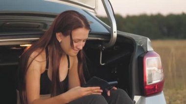 Genç ve güzel bir kız akşamüstü arabanın bagajında tek başına dolaşır. Sosyal ağlarda gezen biri. İş gezilerinde uzaktan çalış. Modern kadın macera arayışında. Çevrimiçi