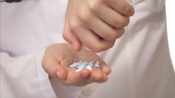 Schmerztabletten in der Hand einer Ärztin im weißen Kittel. Gießen von zwei Kapseln aus einer Flasche mit Medikamenten, Einnahme von Medikamenten, Gesundheitsfürsorge, Apotheke und Behandlungskonzept — Stockvideo