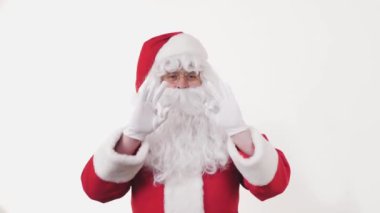 Aktif Neşeli Noel Baba Pozitif Dans Ediyor, Enerjik Müzik Eğlencesi Kameraya Bakıyor, Beyaz Arkaplanda Duruyor. Neşeli kutlamalar Mutlu yıllar, Mutlu Noeller