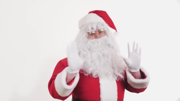 Aktywny Wesoły Stylowy Święty Mikołaj Pozytywnie Tańczy, Ma Zabawa Energetyczna Muzyka Patrząc przed kamerą, Stojąc na białym tle w pomieszczeniach. Wesołych Świąt Szczęśliwego Nowego Roku, Wesołych Świąt — Wideo stockowe